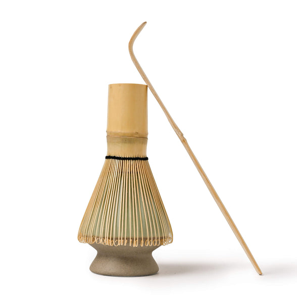 Matcha-Set mit Bambusbesen (Chasen), Bambuslöffel (Chashaku) und Besenhalter (Chasentate) in Salbei – perfekt für die traditionelle Matcha-Zubereitung.