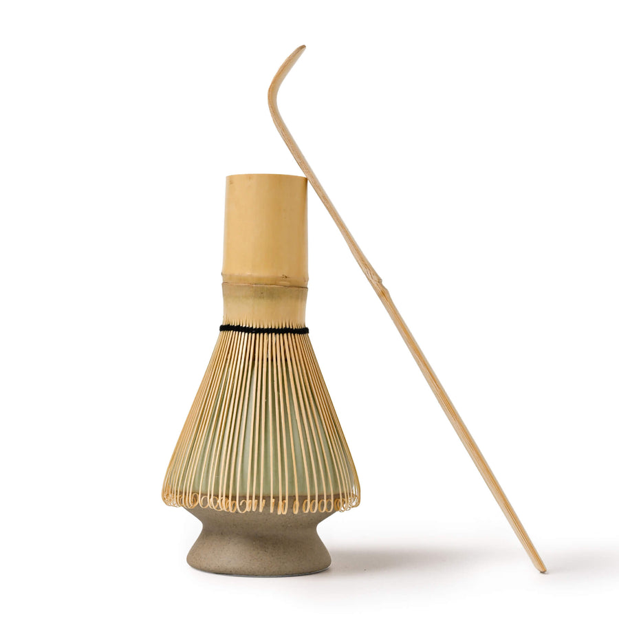 Matcha-Set mit Bambusbesen (Chasen), Bambuslöffel (Chashaku) und Besenhalter (Chasentate) in Salbei – perfekt für die traditionelle Matcha-Zubereitung.
