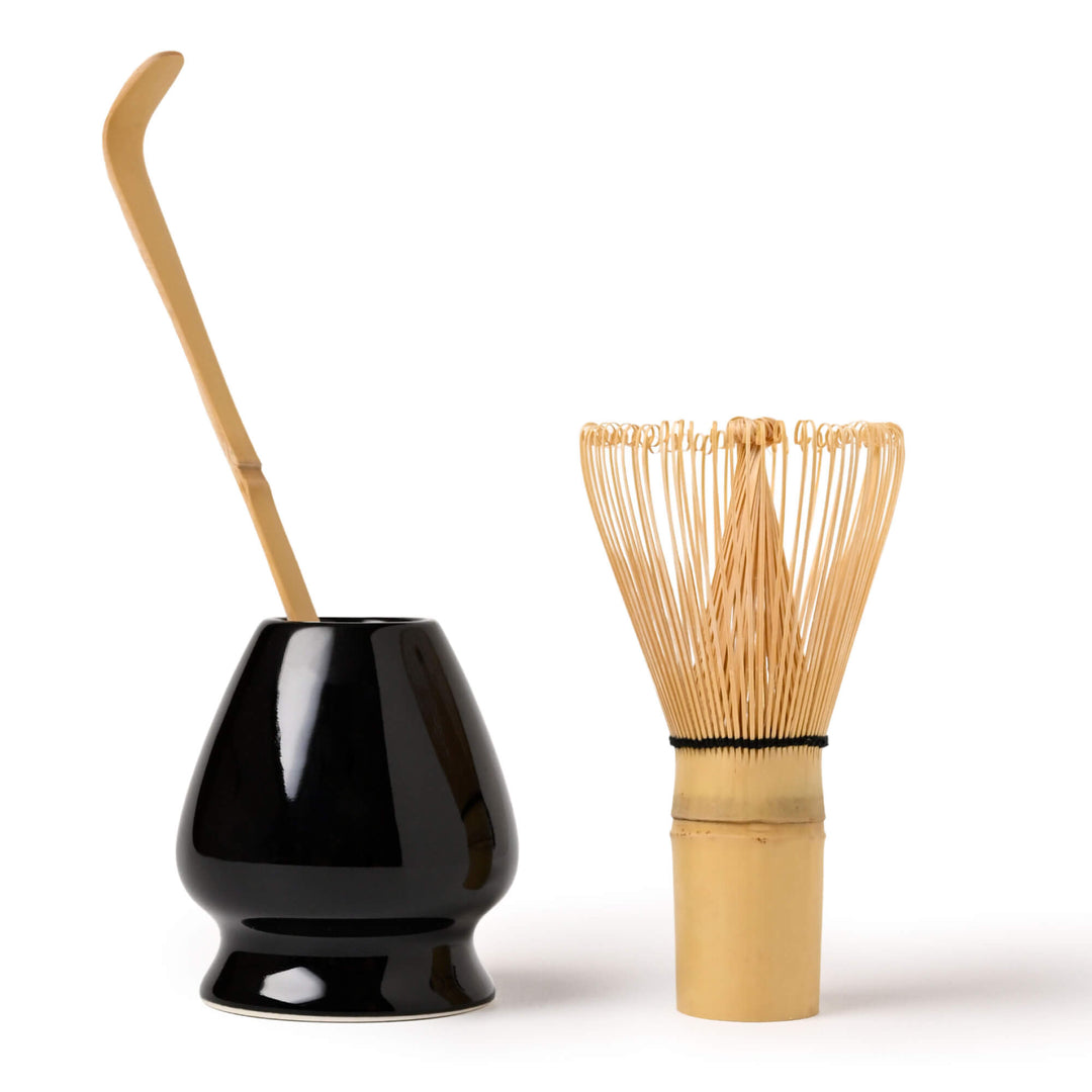 Matcha-Set mit Bambusbesen (Chasen), Bambuslöffel (Chashaku) und Besenhalter (Chasentate) in Schwarz – perfekt für die traditionelle Matcha-Zubereitung.