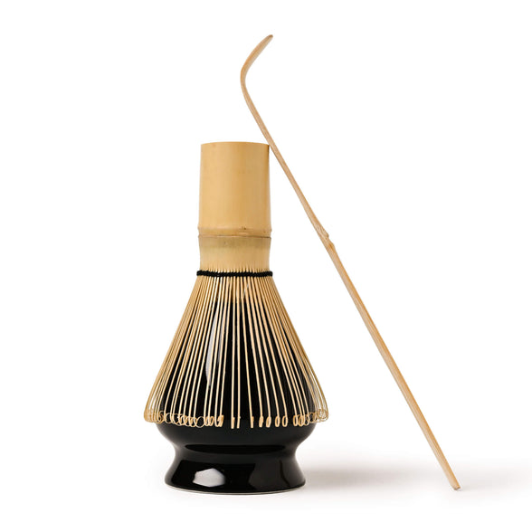 Matcha-Set mit Bambusbesen (Chasen), Bambuslöffel (Chashaku) und Besenhalter (Chasentate) in Schwarz – perfekt für die traditionelle Matcha-Zubereitung.