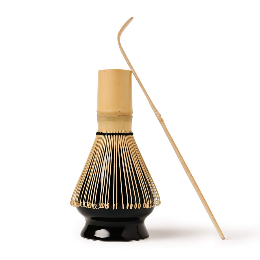 Matcha-Set mit Bambusbesen (Chasen), Bambuslöffel (Chashaku) und Besenhalter (Chasentate) in Schwarz – perfekt für die traditionelle Matcha-Zubereitung.
