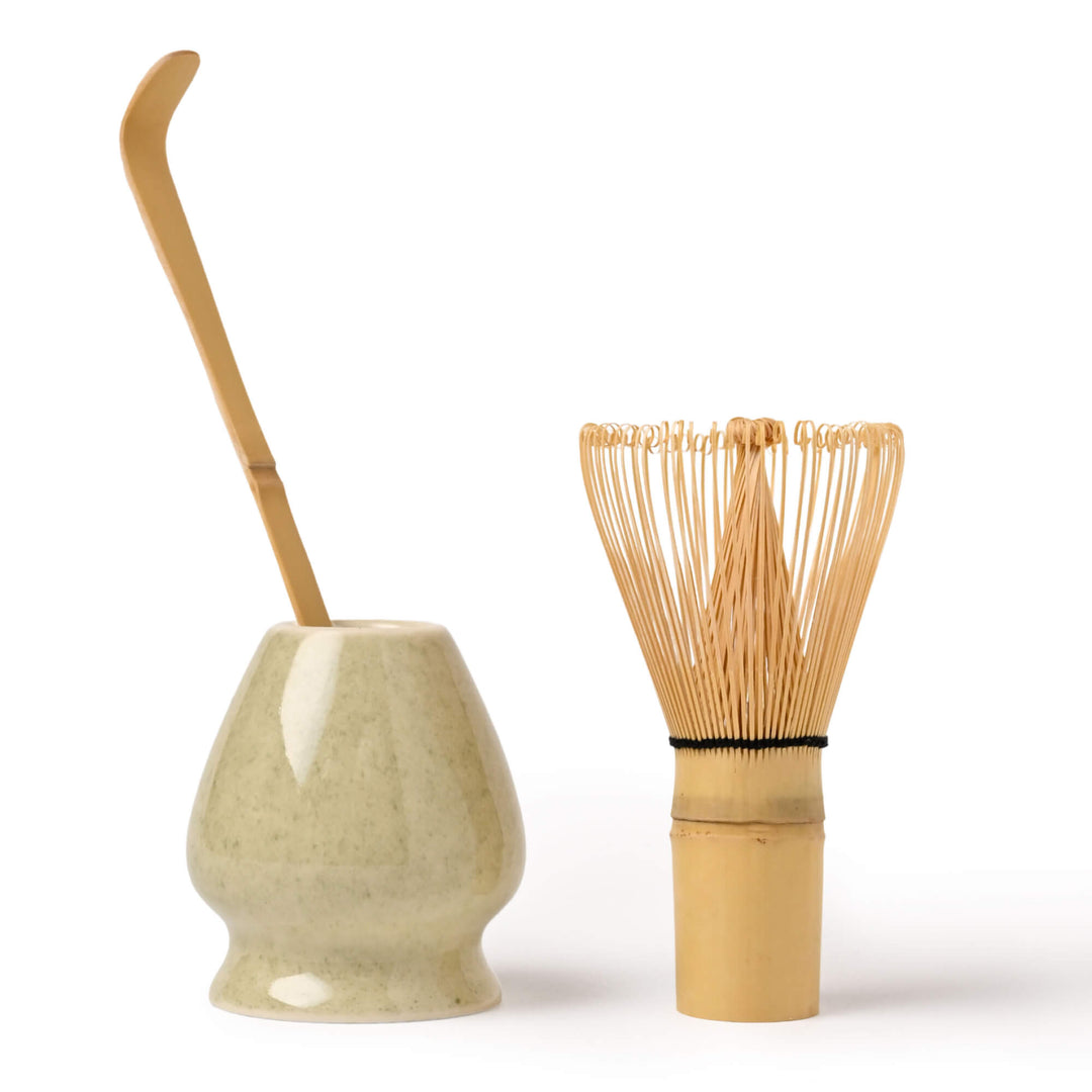 Matcha-Set mit Bambusbesen (Chasen), Bambuslöffel (Chashaku) und Besenhalter (Chasentate) in Seegras – perfekt für die traditionelle Matcha-Zubereitung.