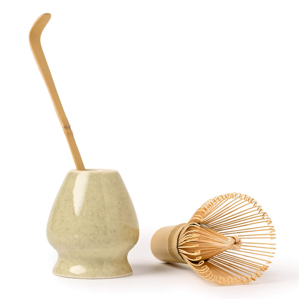 Matcha-Set mit Bambusbesen (Chasen), Bambuslöffel (Chashaku) und Besenhalter (Chasentate) in Seegras – perfekt für die traditionelle Matcha-Zubereitung.
