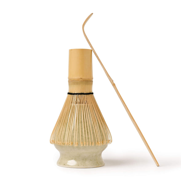 Matcha-Set mit Bambusbesen (Chasen), Bambuslöffel (Chashaku) und Besenhalter (Chasentate) in Seegras – perfekt für die traditionelle Matcha-Zubereitung.