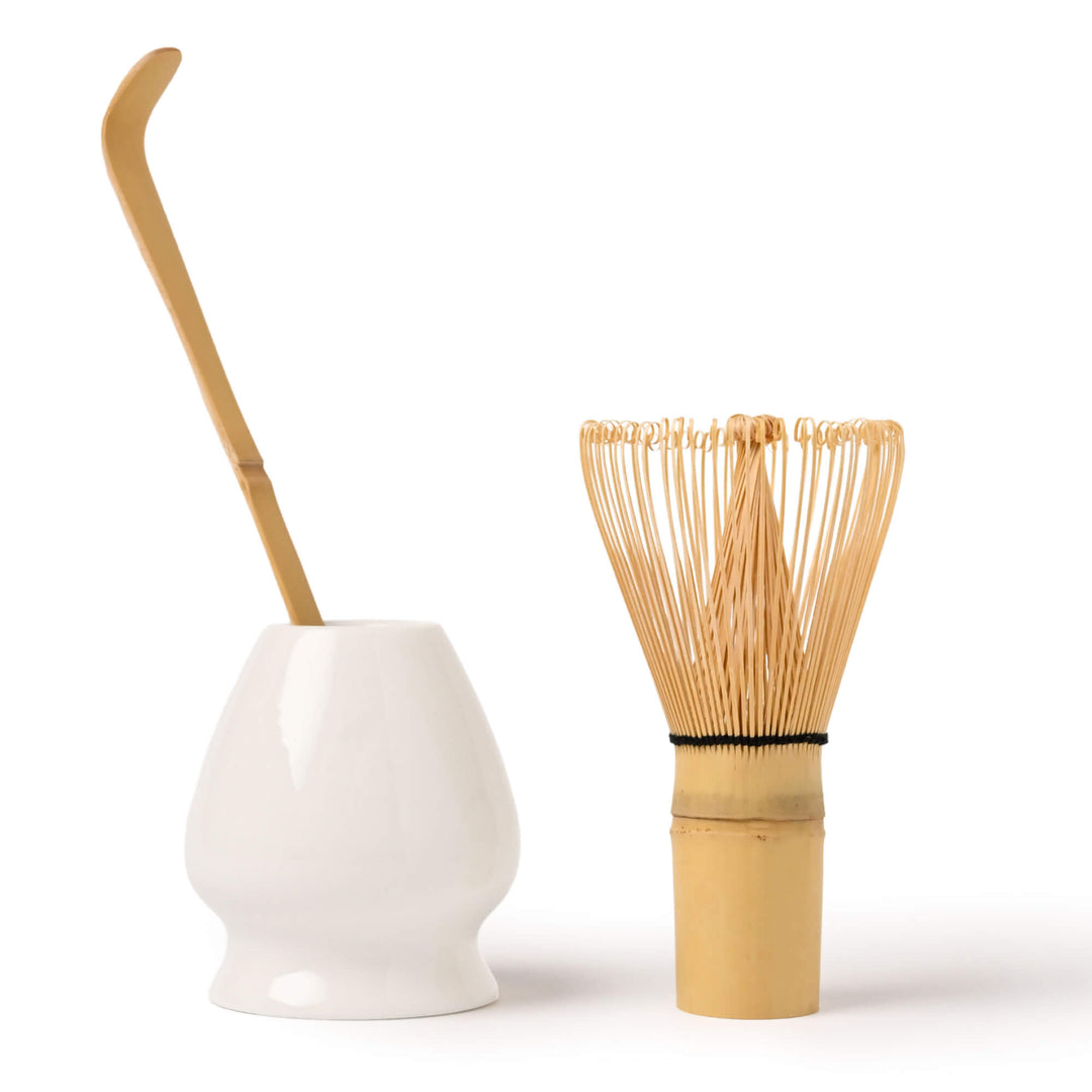 Matcha-Set mit Bambusbesen (Chasen), Bambuslöffel (Chashaku) und Besenhalter (Chasentate) in Weiß – perfekt für die traditionelle Matcha-Zubereitung.