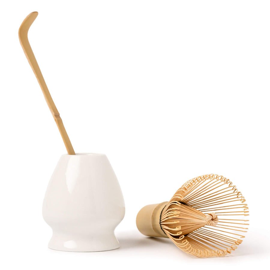 Matcha-Set mit Bambusbesen (Chasen), Bambuslöffel (Chashaku) und Besenhalter (Chasentate) in Weiß – perfekt für die traditionelle Matcha-Zubereitung.