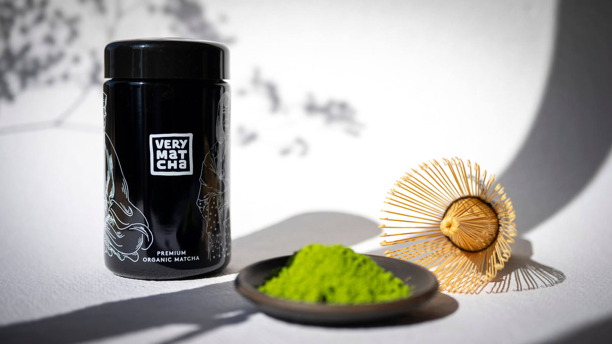 Matcha Wirkung: Premium Bio Matcha Pulver im Set mit Bambusbesen (Chasen) liefert Fokus, Energie und Balance durch Koffein und L-Theanin.