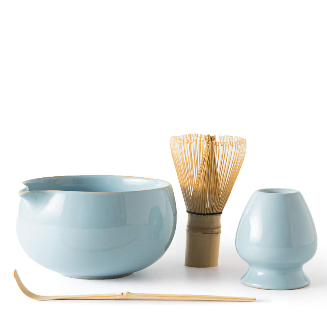 Matcha Set Blau mit hellblauer Matcha Schale, Bambusbesen Chasen, Bambuslöffel Chashaku und passendem Keramik Besenhalter auf weißem Hintergrund.