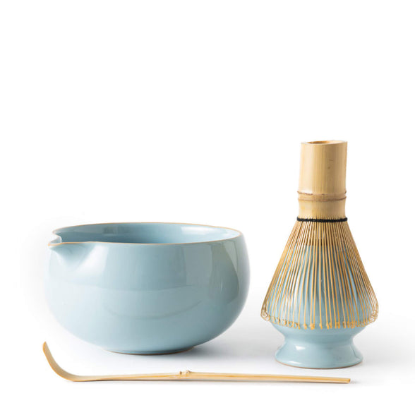 Matcha Set Blau mit Matcha Schale und Bambusbesen im hellblauen Keramik Besenhalter, Bambuslöffel davor liegend.