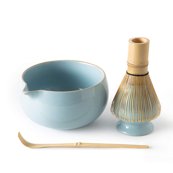 Matcha Set Blau bestehend aus hellblauer Matcha Schale, Bambusbesen mit Keramik Besenhalter und Bambuslöffel in minimalistischer Studioaufnahme.