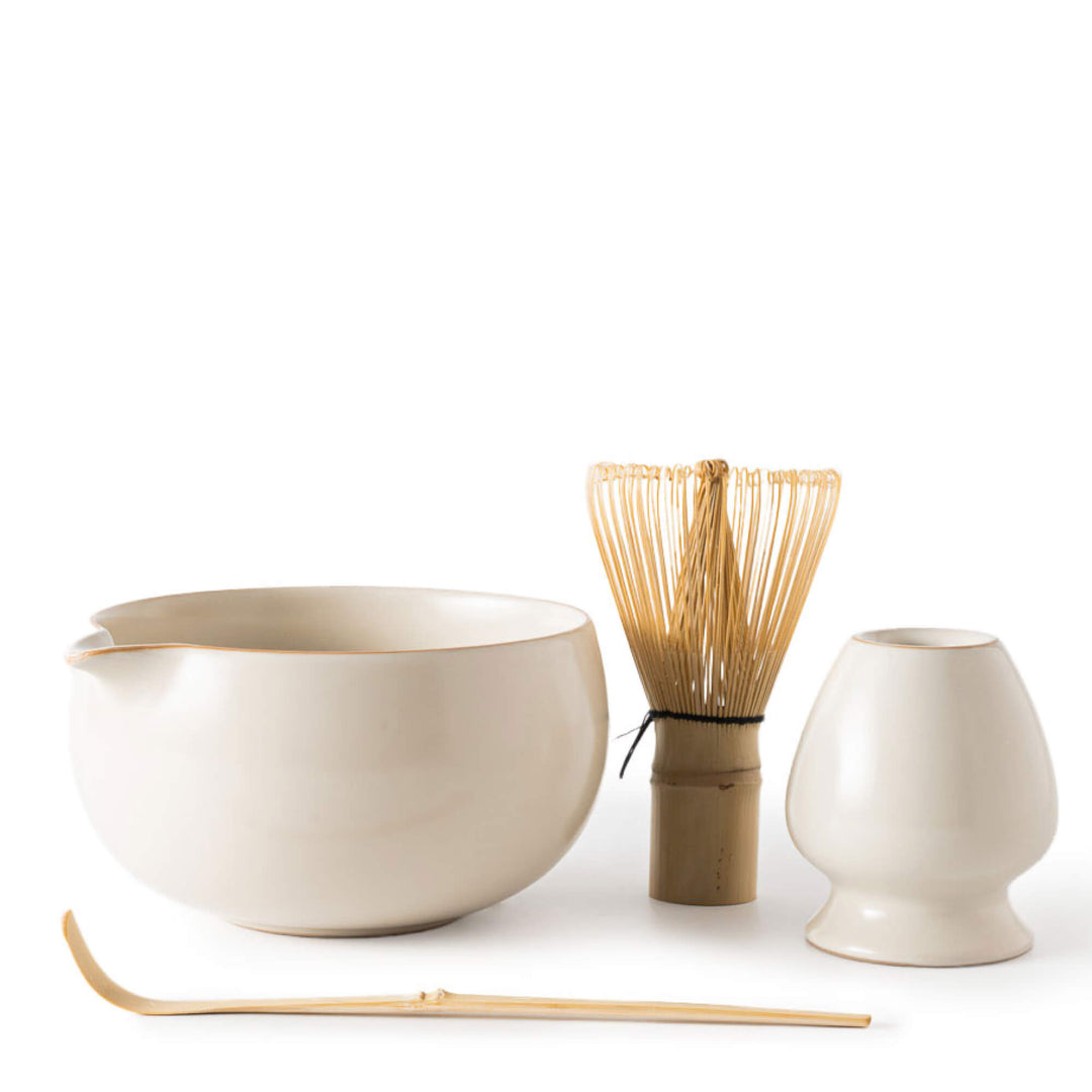 Matcha Set Creme mit cremefarbener Matcha Schale, Bambusbesen Chasen, Bambuslöffel Chashaku und passendem Keramik Besenhalter auf weißem Hintergrund.