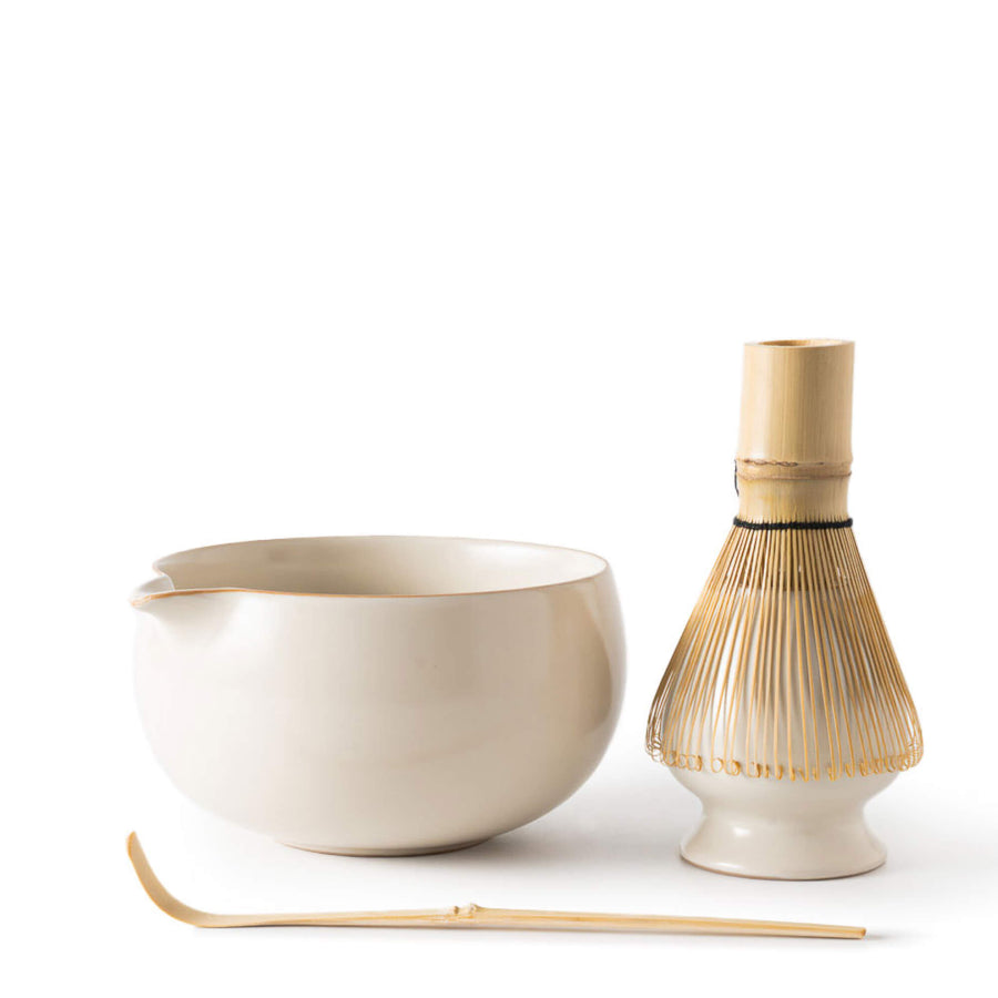 Matcha Set Elfenbein mit Matcha Schale und Bambusbesen im cremefarbenen Keramik Besenhalter, Bambuslöffel davor liegend.