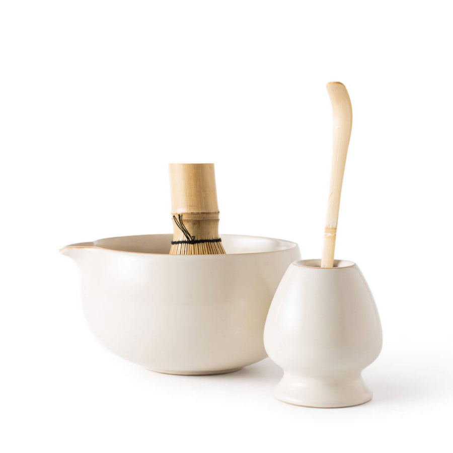 Detailansicht Matcha Set Elfenbein mit Bambusbesen in der Matcha Schale und Bambuslöffel im cremefarbenen Keramik Besenhalter.