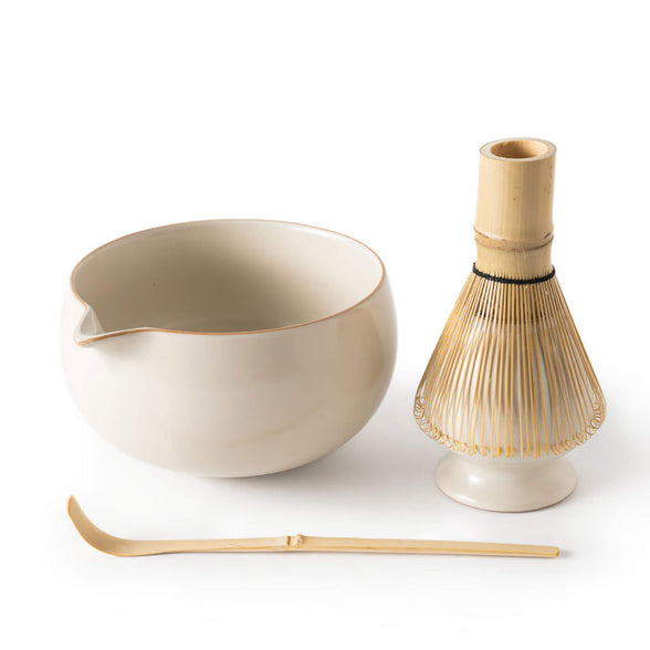 Matcha Set Elfenbein bestehend aus cremefarbener Matcha Schale, Bambusbesen mit Keramik Besenhalter und Bambuslöffel in minimalistischer Studioaufnahme.