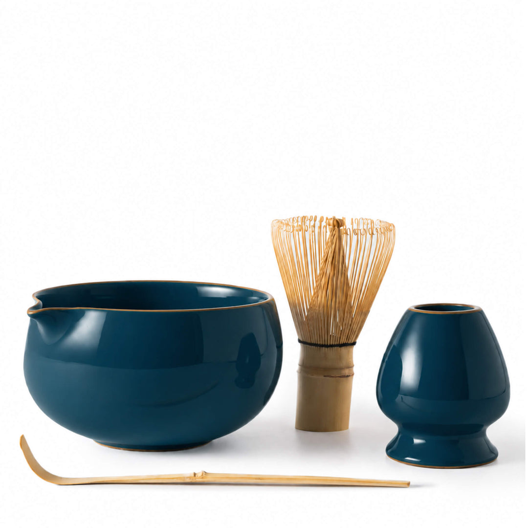 Matcha Set YORU in dunklem Blaugrün mit Matcha Schale, Bambusbesen Chasen, Bambuslöffel Chashaku und Keramik Besenhalter auf weißem Hintergrund.