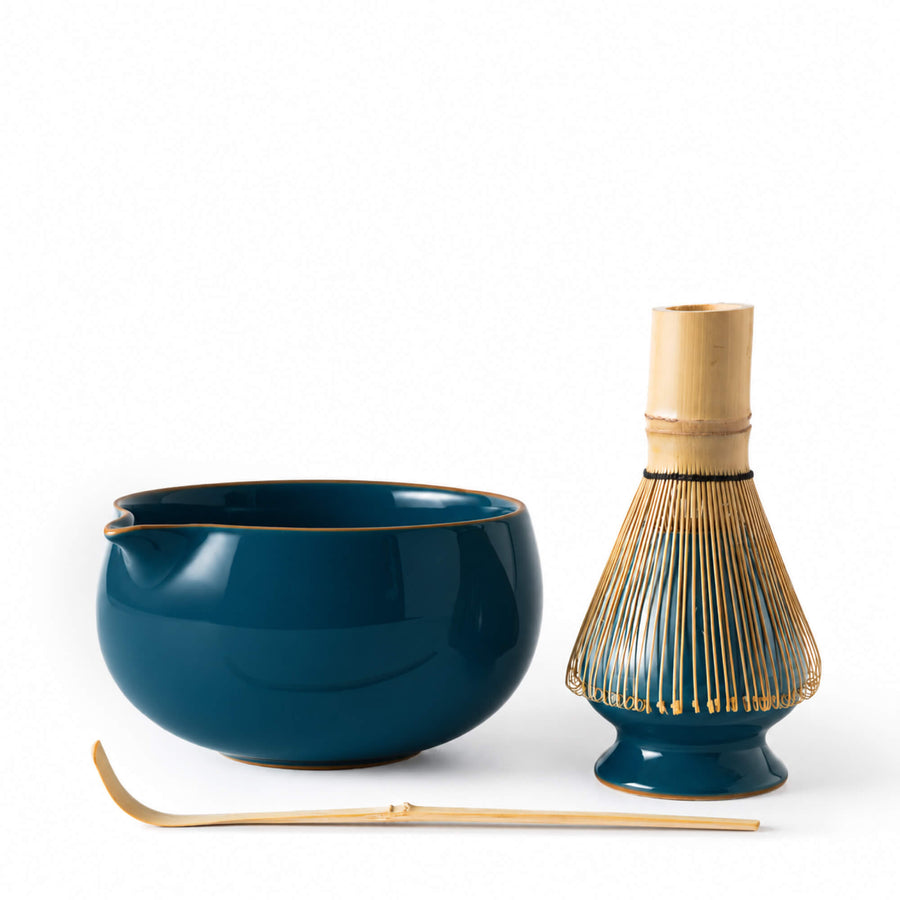 Matcha Set YORU in dunklem Blaugrün mit Chawan, darin stehendem Bambusbesen Chasen, Chashaku und Keramik Besenhalter.