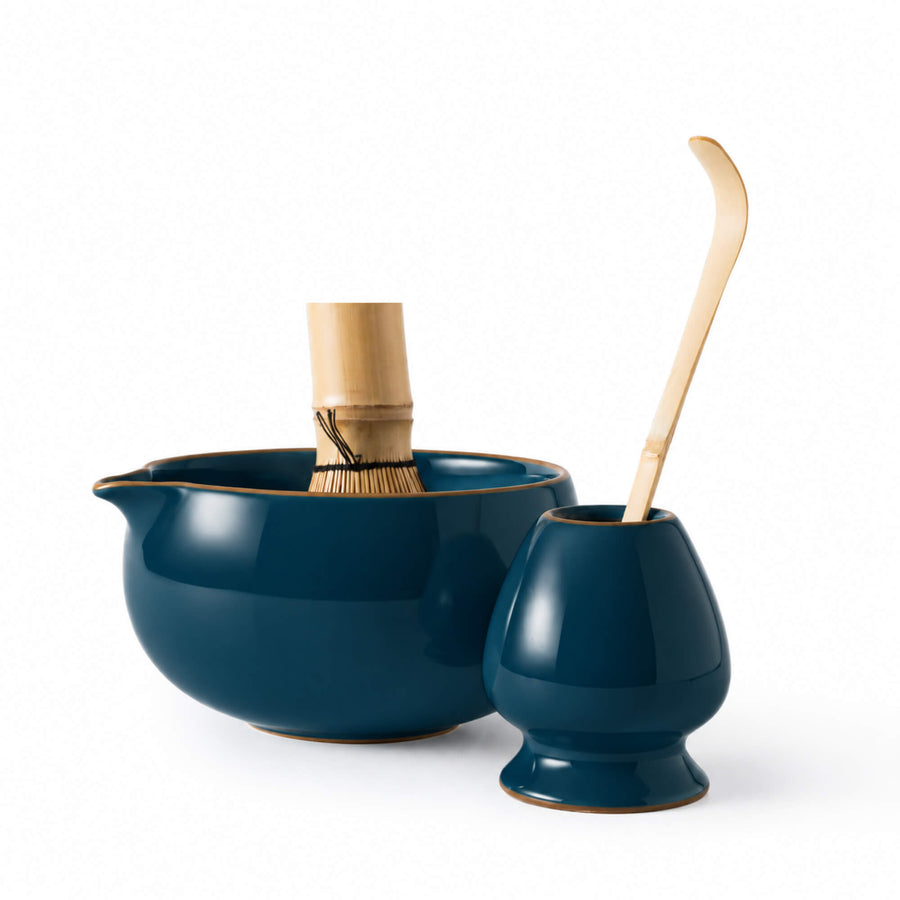 Matcha Set YORU in dunklem Blaugrün mit Matcha Schale und Bambusbesen Chasen im passenden Keramik Besenhalter, dazu Chashaku im Vordergrund.